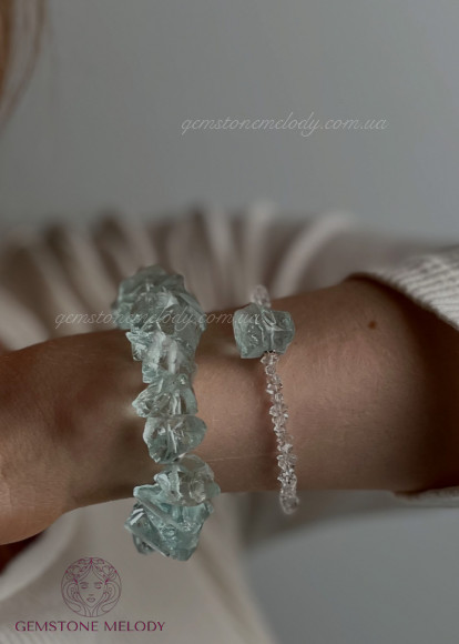 Широкий браслет з аквамарином необробленої форми