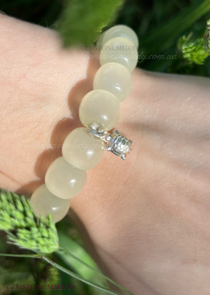 Браслет з нефритом, срібна фурнітура 