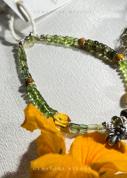 Браслет з зеленого турмаліну двох видів , вставки бурштину