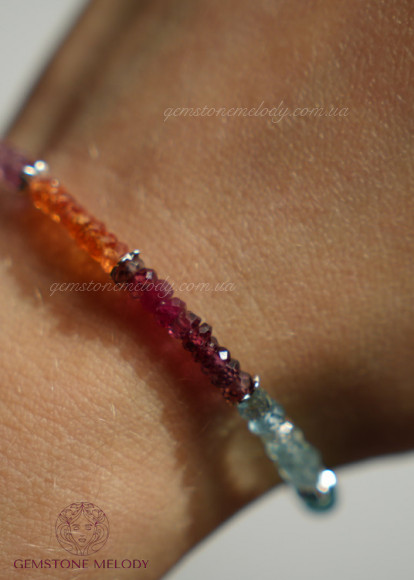 Різнокольоровий браслет з мінералів