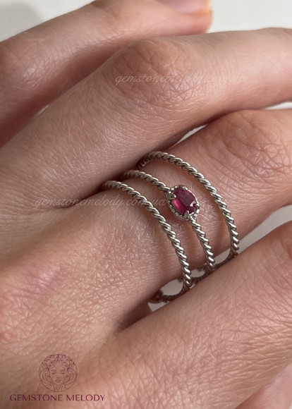 Каблучка з рубіном