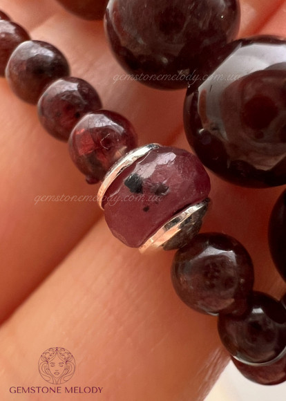 Тонкий браслет з гранату, вставка рубіну 