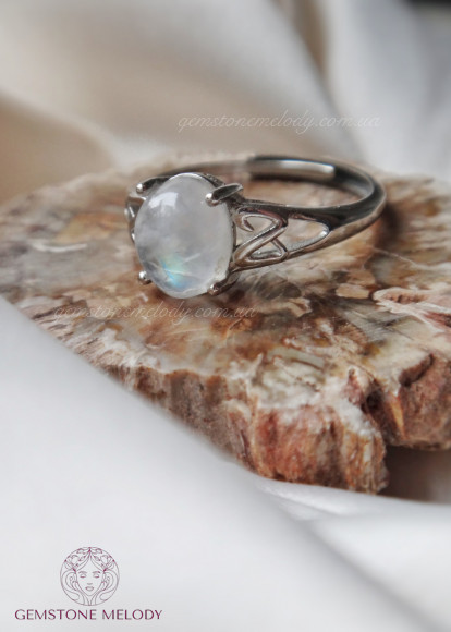 Кольцо с лунным камнем 