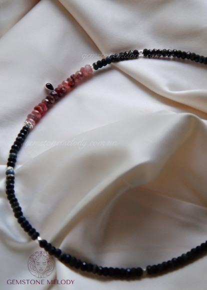 Колье из шпинели и соколиного глаза