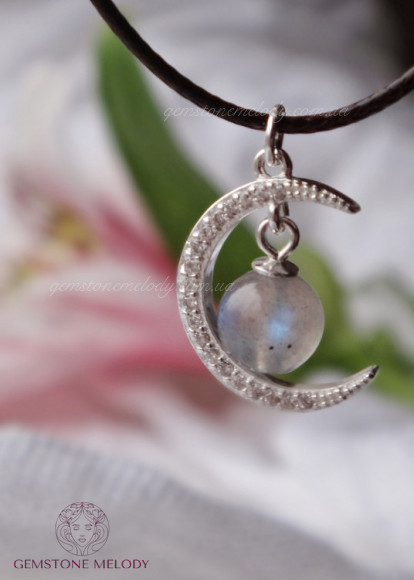 Подвеска " Месяц " с натуральным камнем на шнурочке c1011