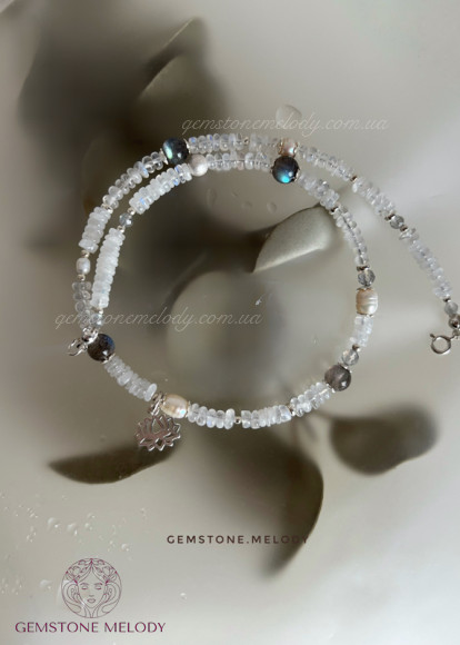 Кольє з місячним каменем, з підвіскою лотос, вставки лабрадору і перлів