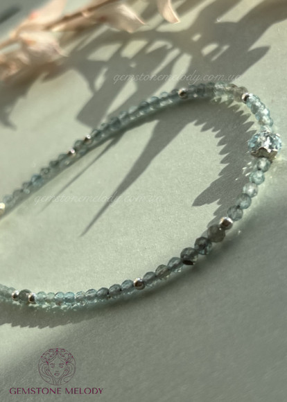 Браслет з апатита, посерединці топаз