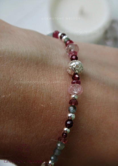 Різнокольоровий браслет з натуральних каменів 