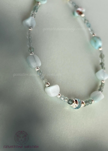 Тоненький браслет з блакитних каменів