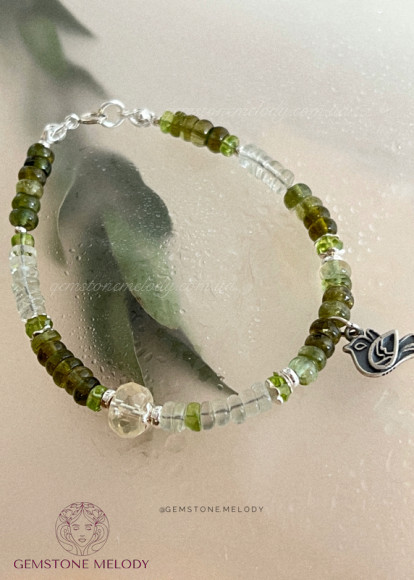 Браслет з зеленим турмаліном, і іншими вставками каміння 