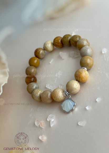 Браслет з скамʼяніли коралом 