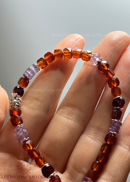 Браслет з гранатом