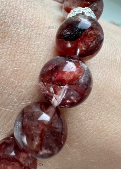 Гематитовий кварц, кварц з гематитом всередині 