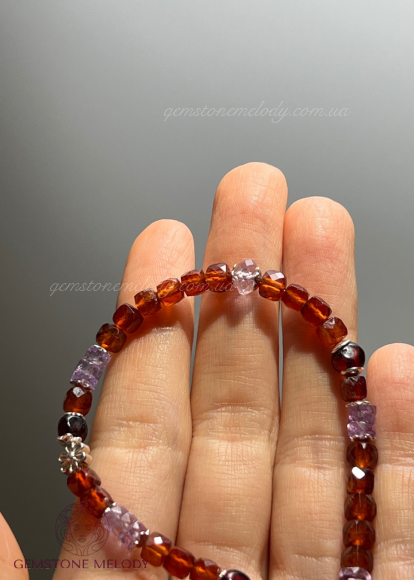 Браслет з гранатом