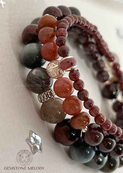 Тонкий браслет з гранату, вставка рубіну 