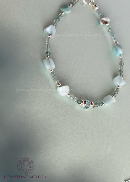 Тоненький браслет з блакитних каменів