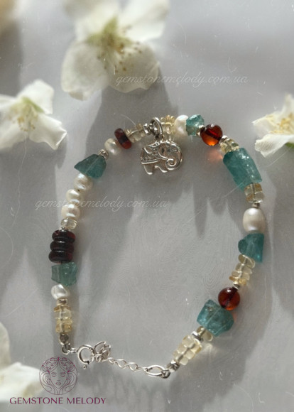 Браслет з натуральних каменів, з підвіскою слон