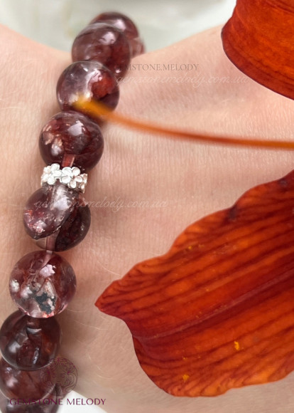 Гематитовий кварц, кварц з гематитом всередині 