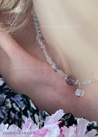 Ніжне кольє з міксу натуральних каменів