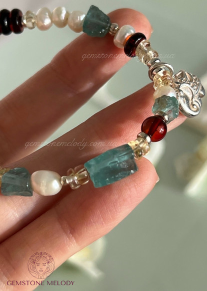 Браслет з натуральних каменів, з підвіскою слон