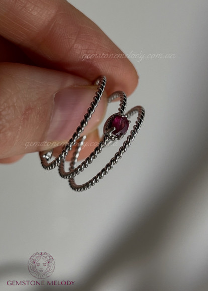 Каблучка з рубіном