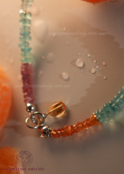 Різнокольоровий браслет з мінералів