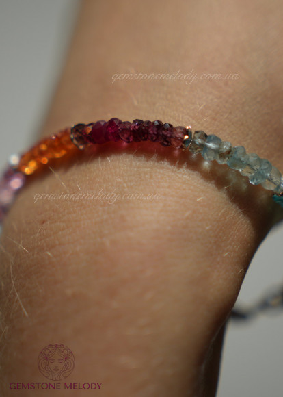 Різнокольоровий браслет з мінералів