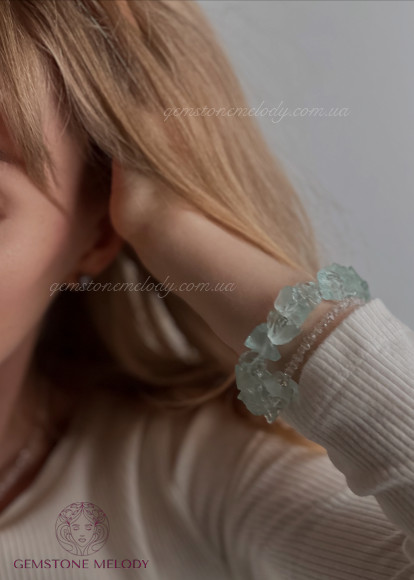 Широкий браслет з аквамарином необробленої форми