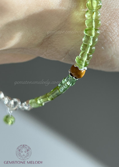 Браслет з зеленим турмаліном, хризолітом, бурштином