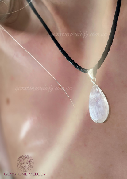 Кулон з місячним каменем