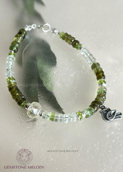 Браслет з зеленим турмаліном, і іншими вставками каміння 