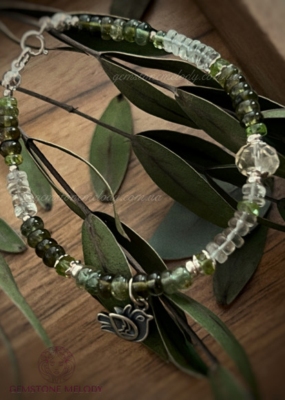 Браслет з зеленим турмаліном, і іншими вставками каміння 