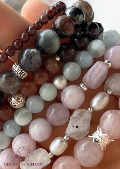 Тонкий браслет з гранату, вставка рубіну 