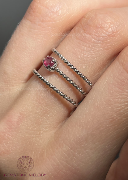 Каблучка з рубіном