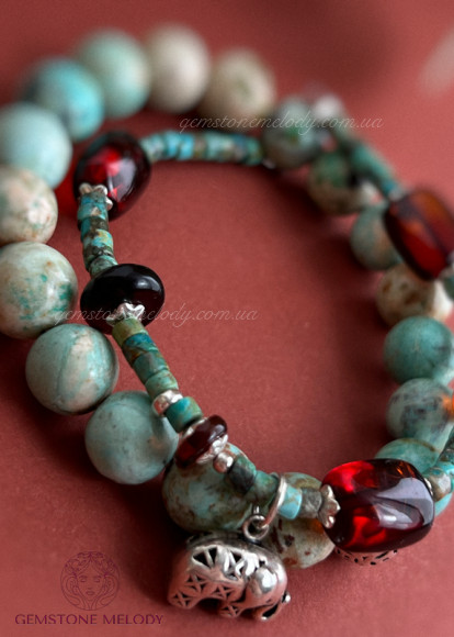 Браслет з бірюзи, бурштину, з підвіскою слон