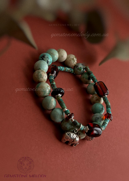 Браслет з бірюзи, бурштину, з підвіскою слон