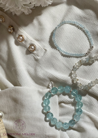 Браслет з аквамарином високої якості, на резинці 