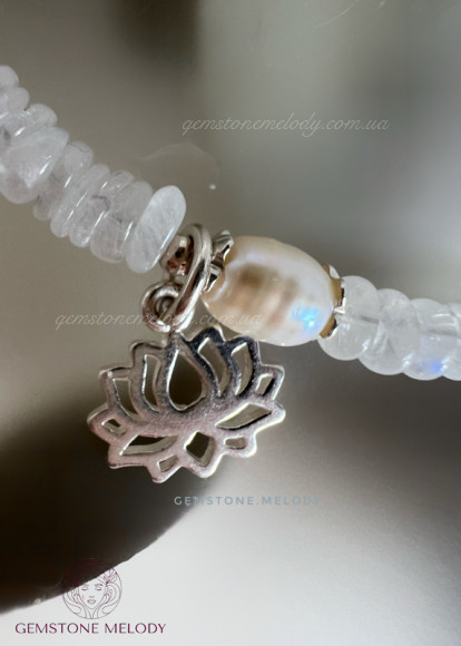 Кольє з місячним каменем, з підвіскою лотос, вставки лабрадору і перлів