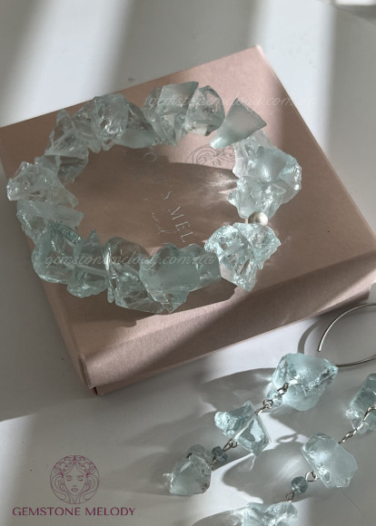 Широкий браслет з аквамарином необробленої форми