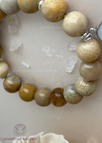 Браслет з скамʼяніли коралом 