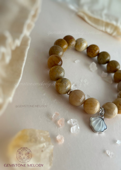 Браслет з скамʼяніли коралом 